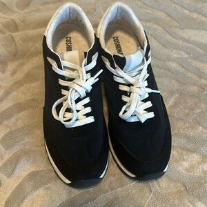 Like new! Women’s fashion sneakers.